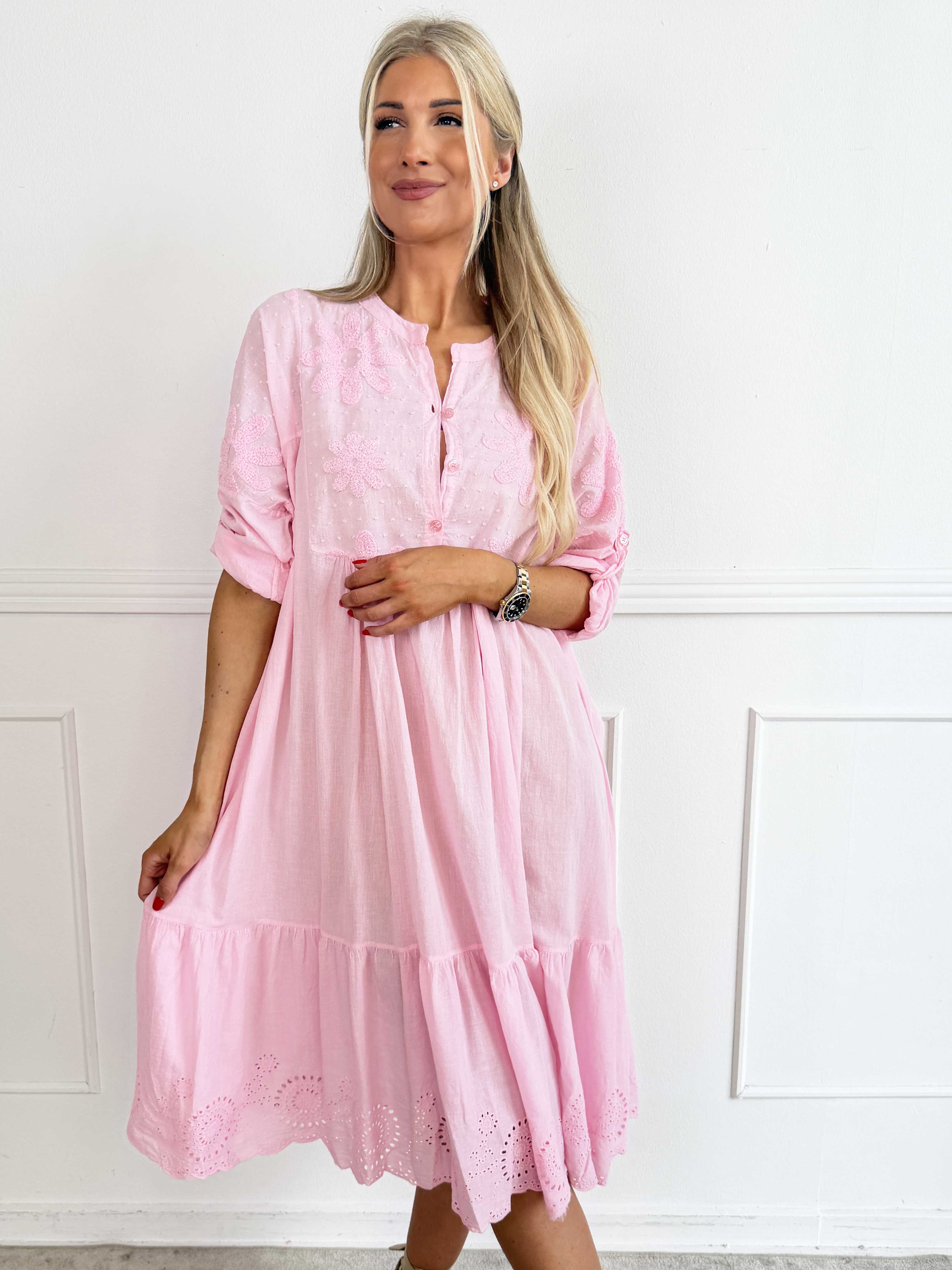 Lira - Let og luftig bomulds kjole med blomster og broderie anglaise i bunden